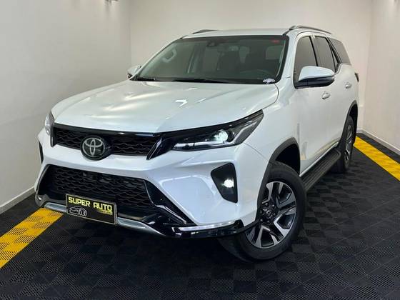 TOYOTA HILUX SW4 2.8 D-4D TURBO DIESEL SRX 7L 4X4 AUTOMÁTICO